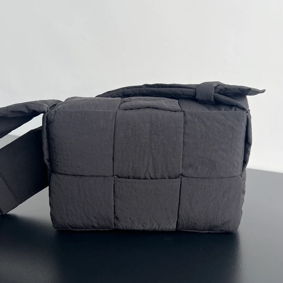 보테가 베네타 스몰 패디드 카세트백