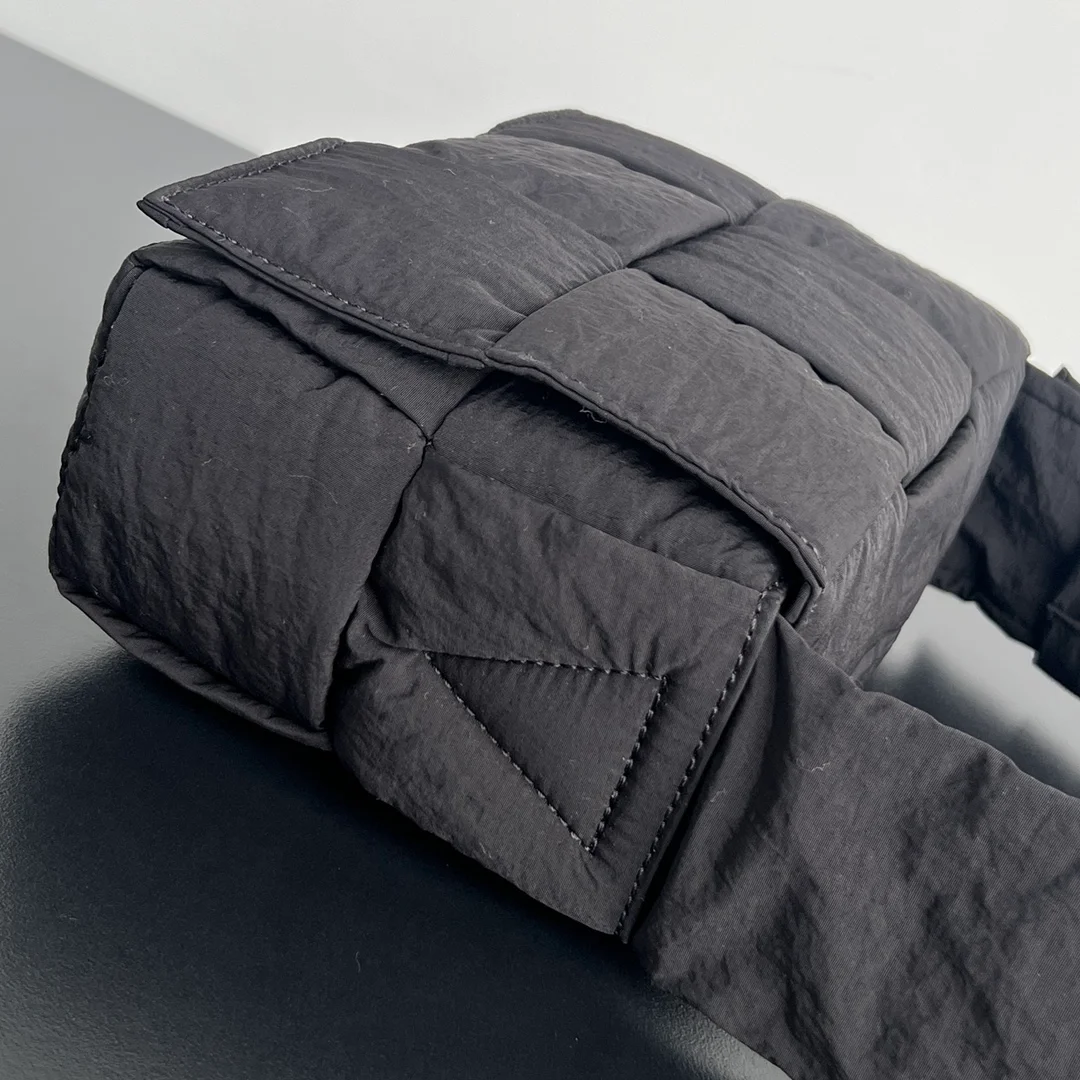 보테가 베네타 스몰 패디드 카세트백