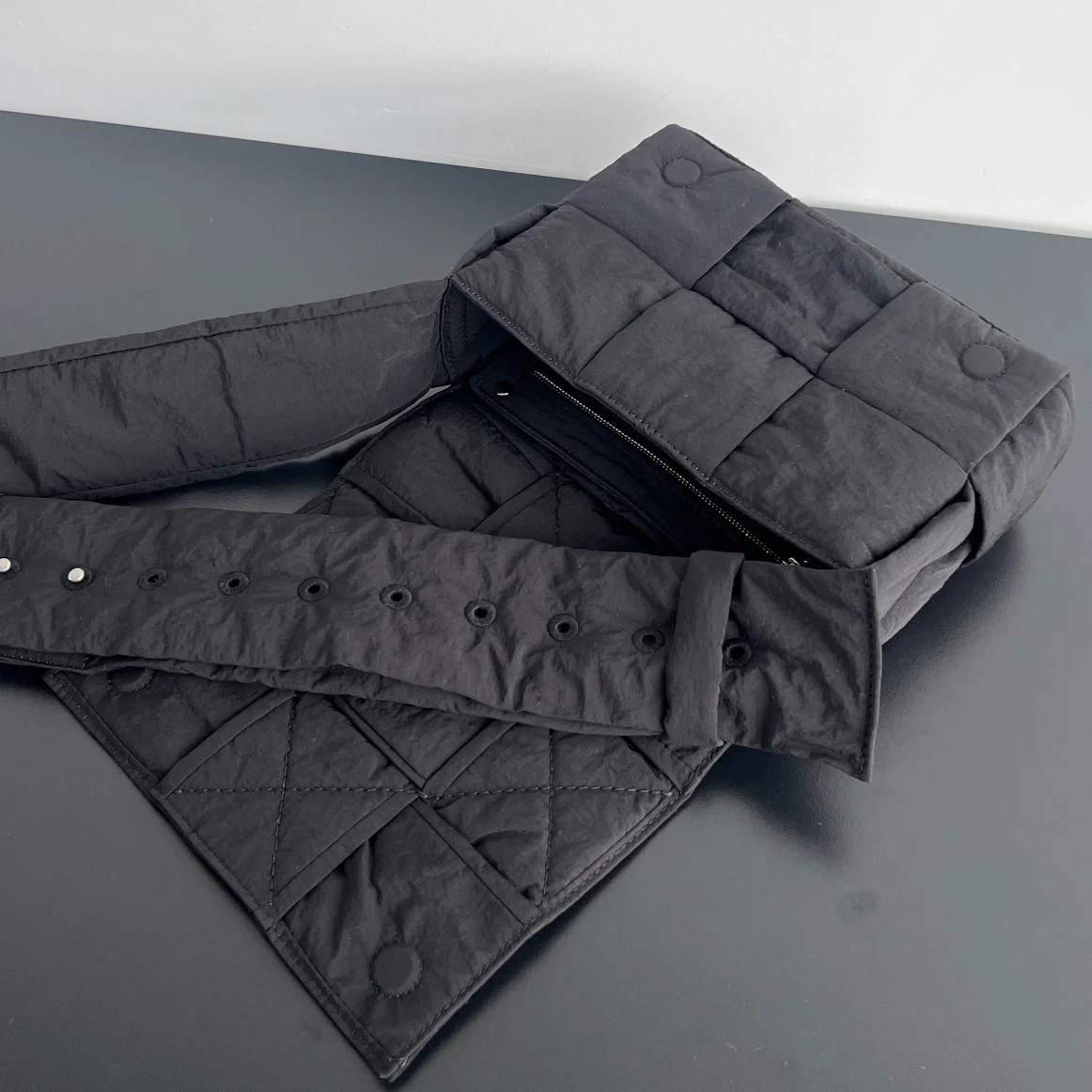 보테가 베네타 스몰 패디드 카세트백