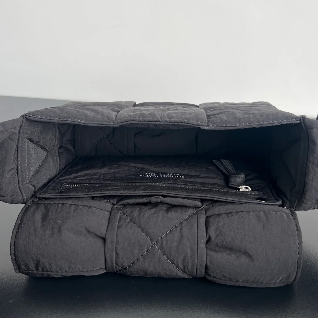 보테가 베네타 스몰 패디드 카세트백