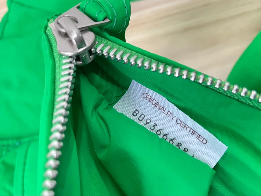 보테가 베네타 패디드 카세트백 패러킷