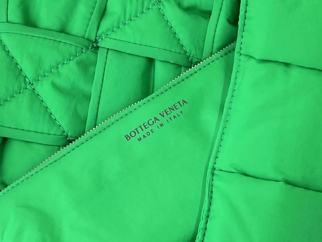 보테가 베네타 패디드 카세트백 패러킷