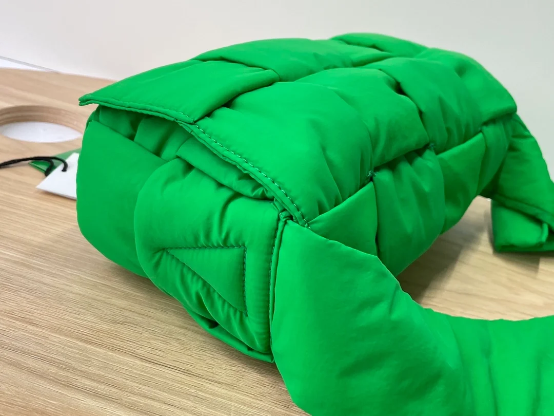 보테가 베네타 패디드 카세트백 패러킷