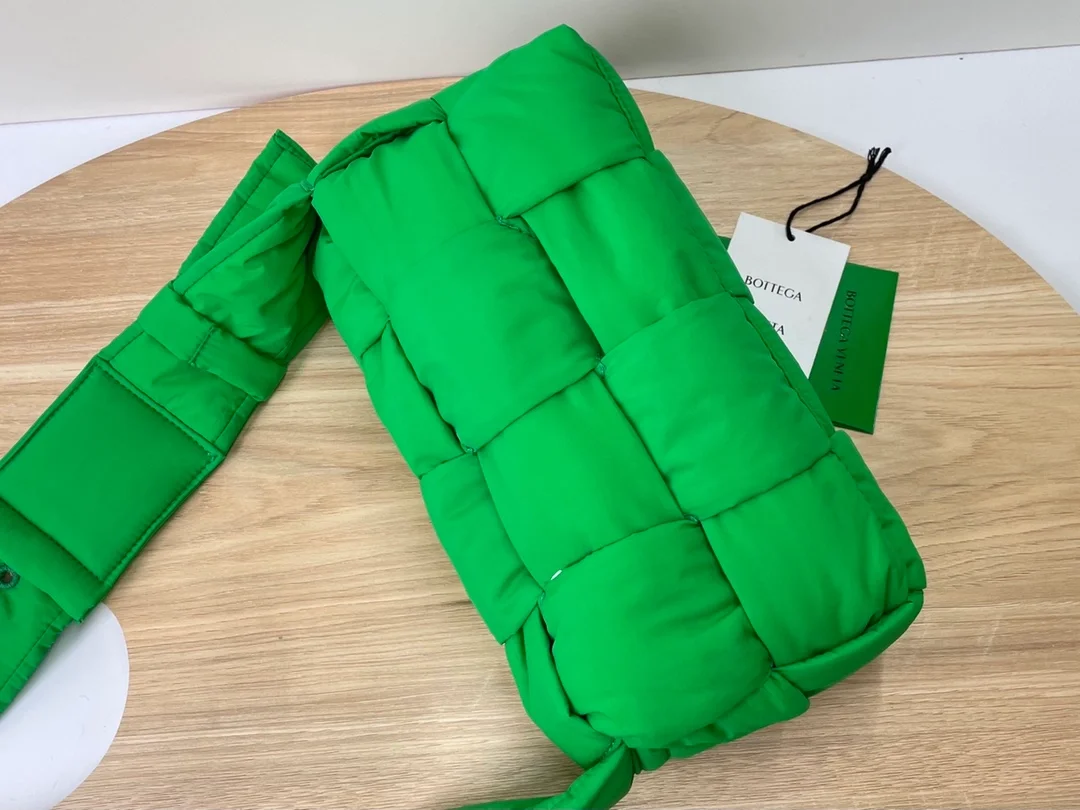 보테가 베네타 패디드 카세트백 패러킷