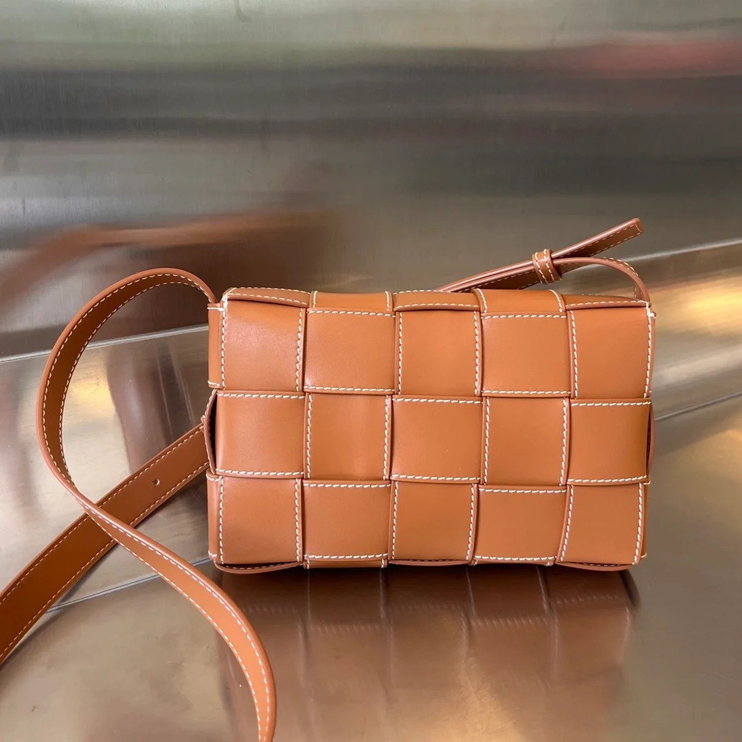 보테가 베네타 우드 내추럴 카세트백