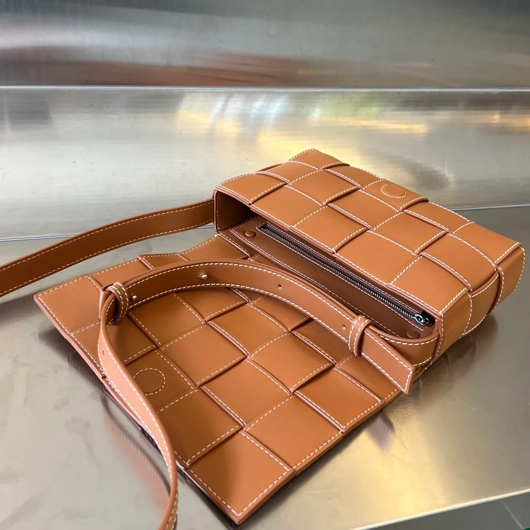 보테가 베네타 우드 내추럴 카세트백