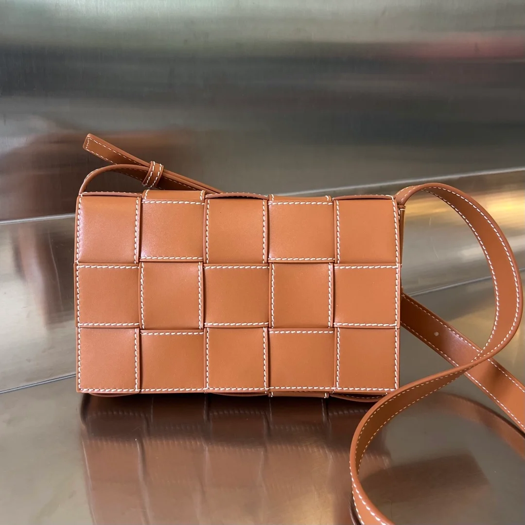 보테가 베네타 우드 내추럴 카세트백