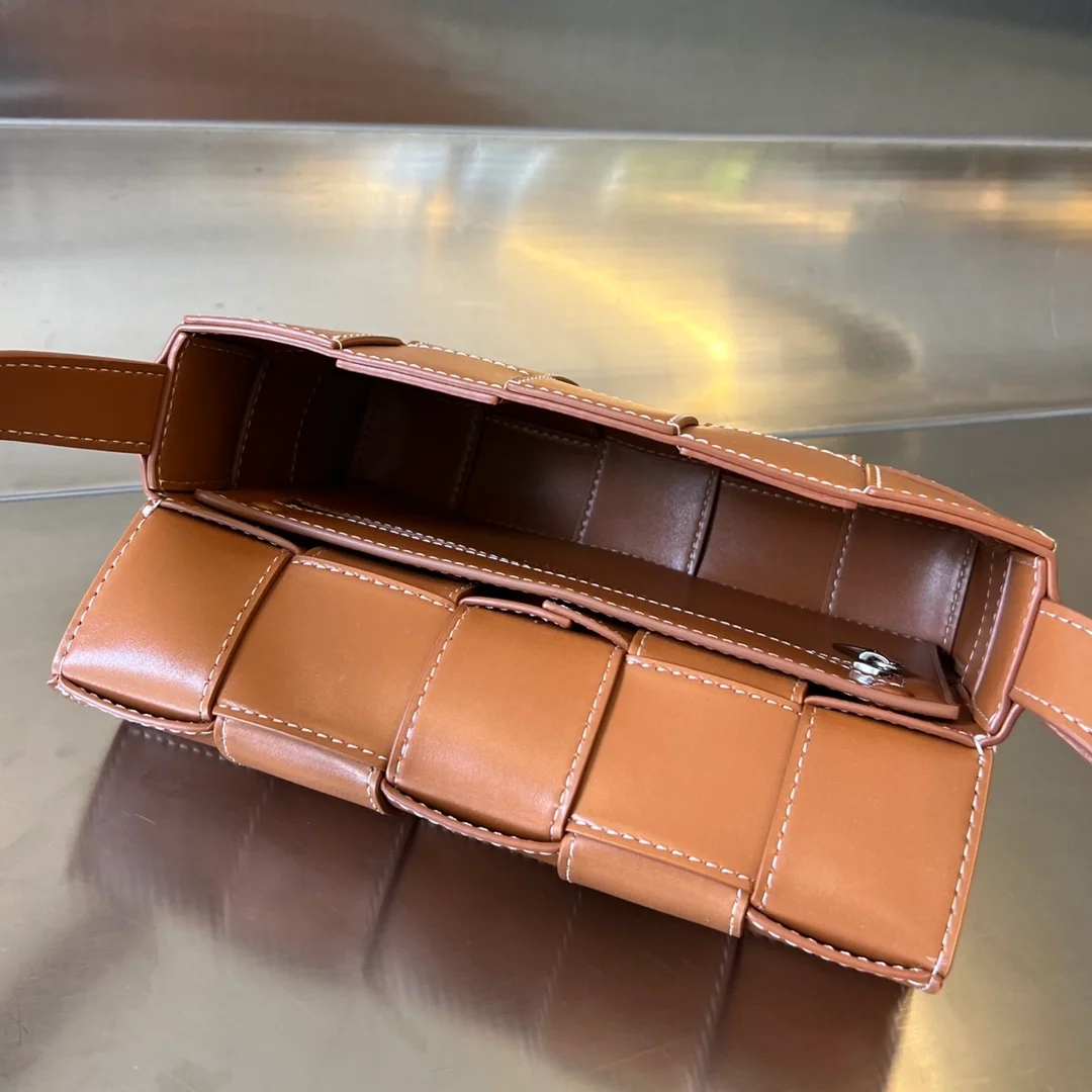 보테가 베네타 우드 내추럴 카세트백