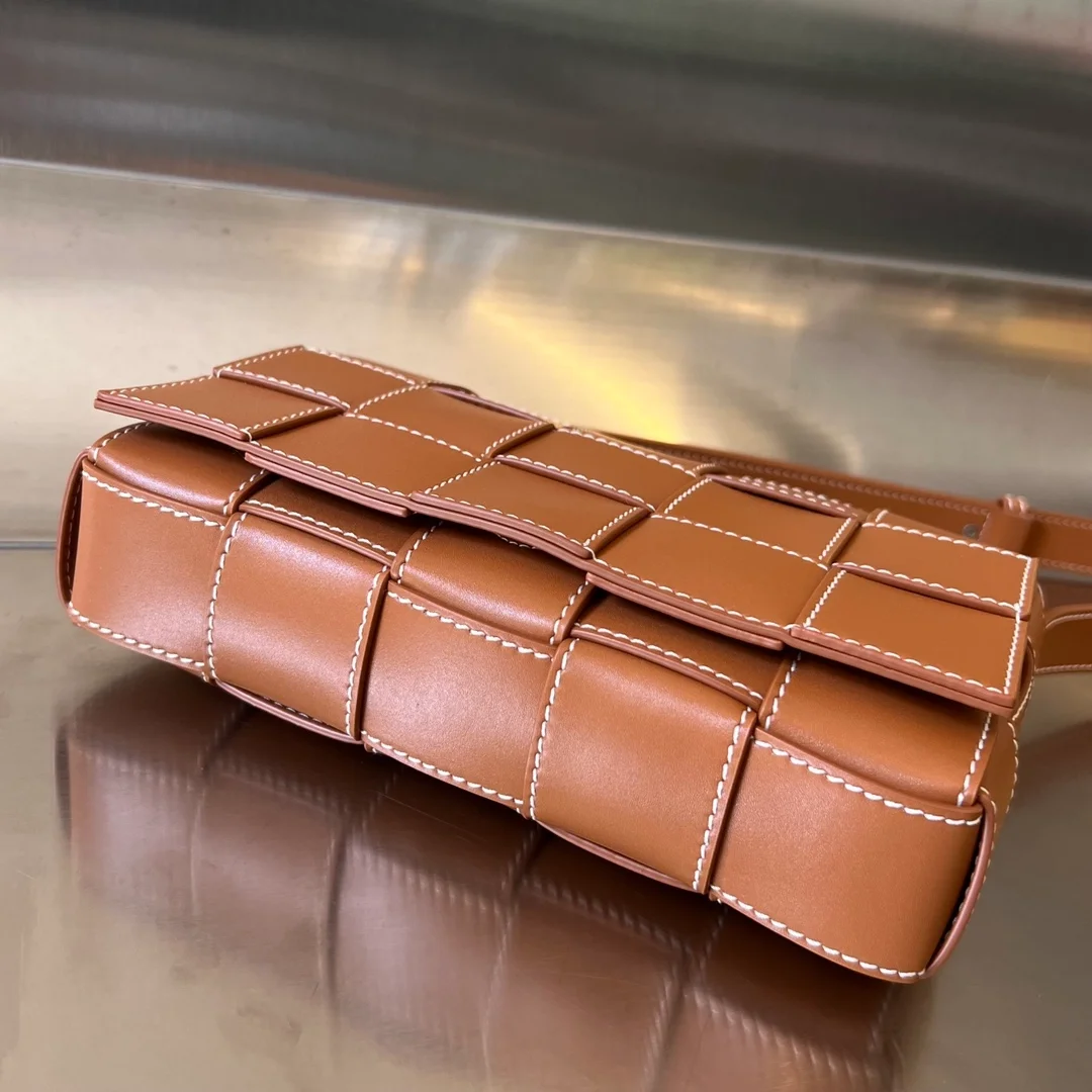 보테가 베네타 우드 내추럴 카세트백