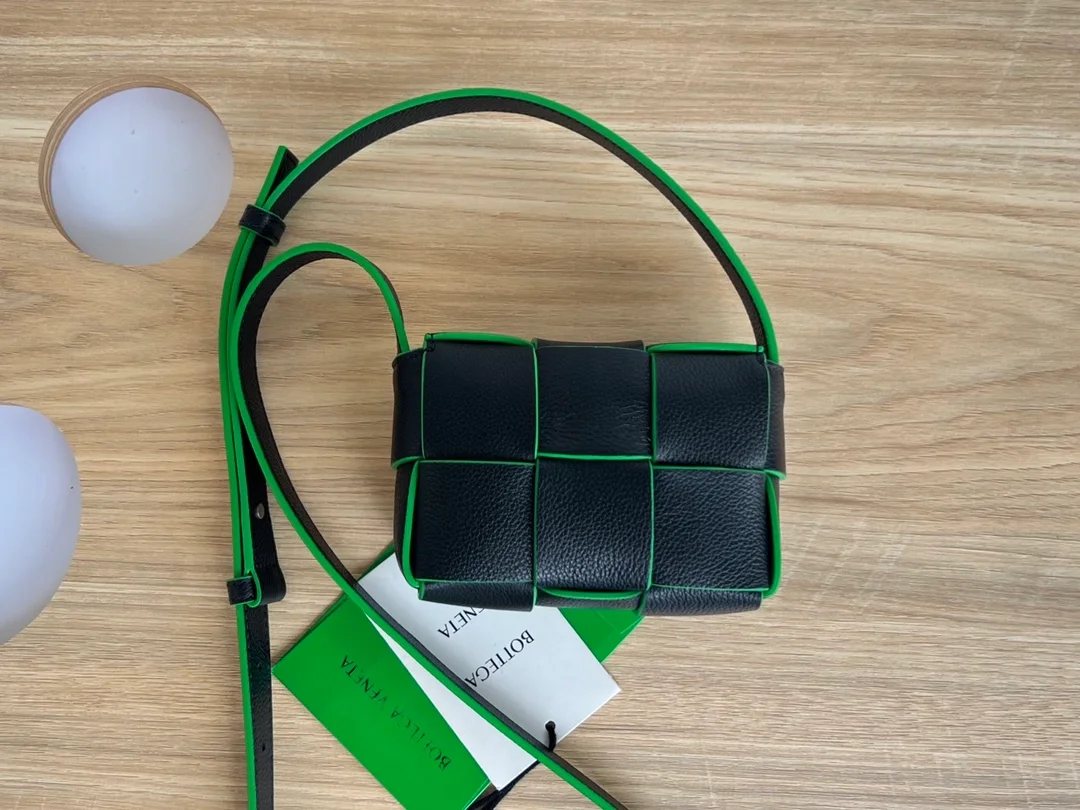 보테가 베네타 캔디 카세트백 패러킷 블랙