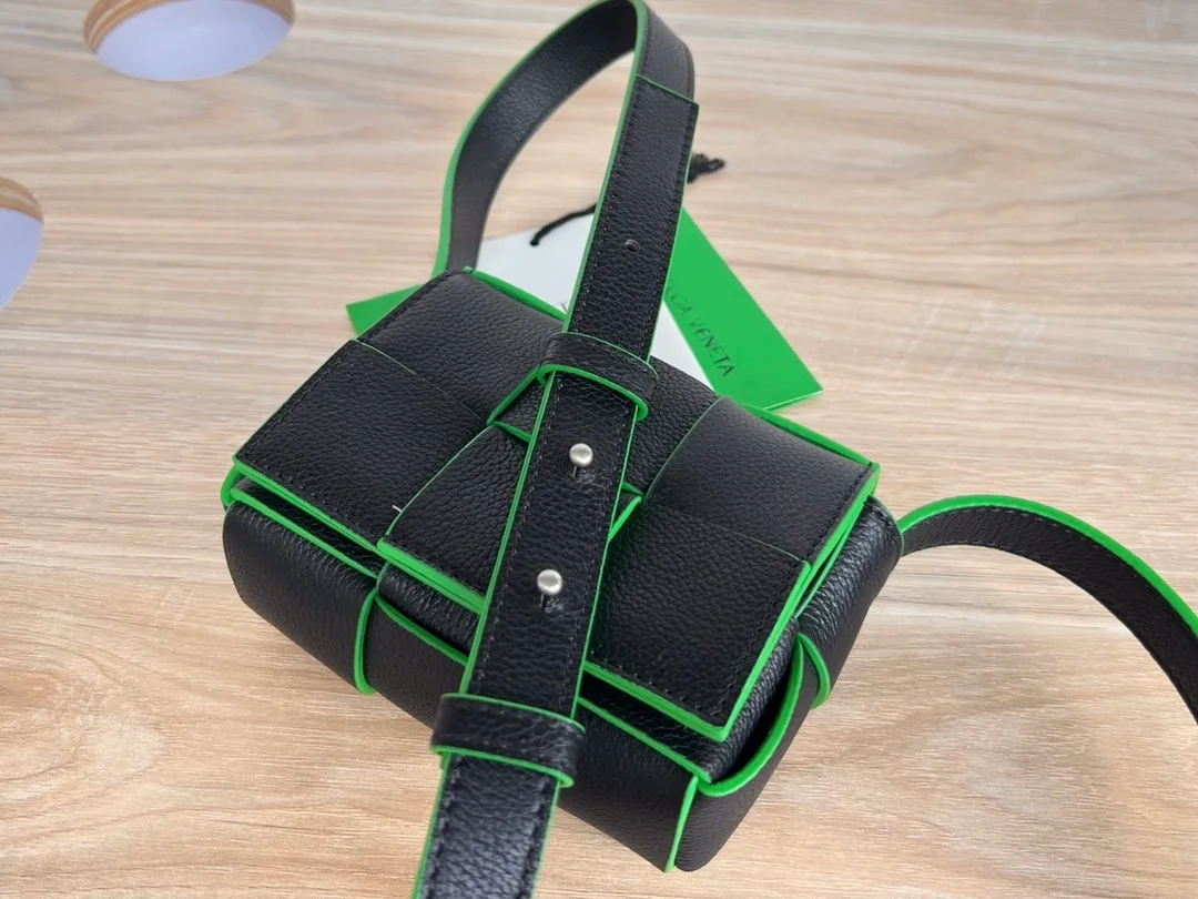 보테가 베네타 캔디 카세트백 패러킷 블랙