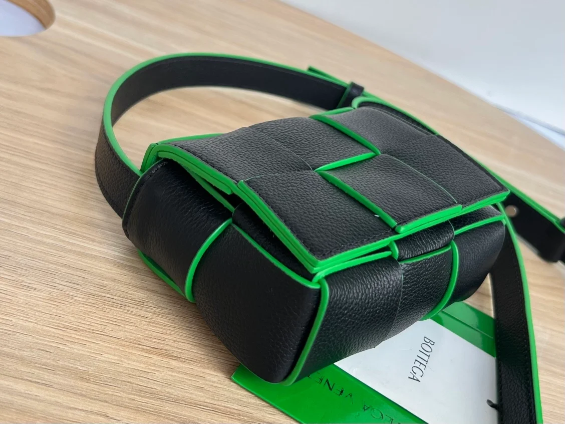 보테가 베네타 캔디 카세트백 패러킷 블랙