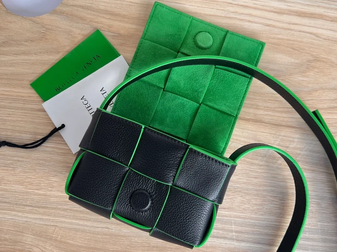 보테가 베네타 캔디 카세트백 패러킷 블랙