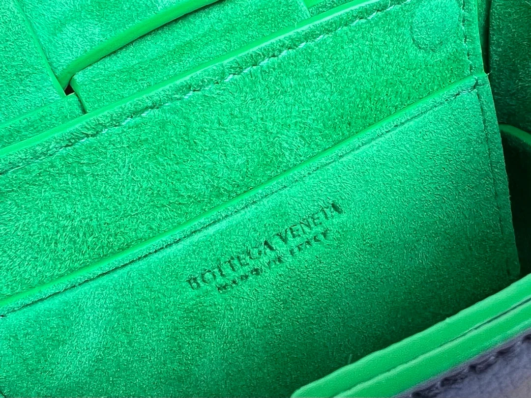 보테가 베네타 캔디 카세트백 패러킷 블랙