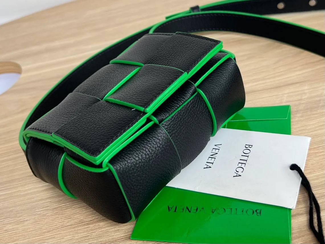 보테가 베네타 캔디 카세트백 패러킷 블랙