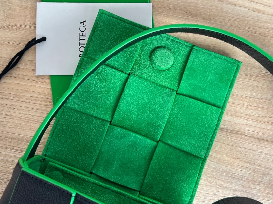 보테가 베네타 캔디 카세트백 패러킷 블랙