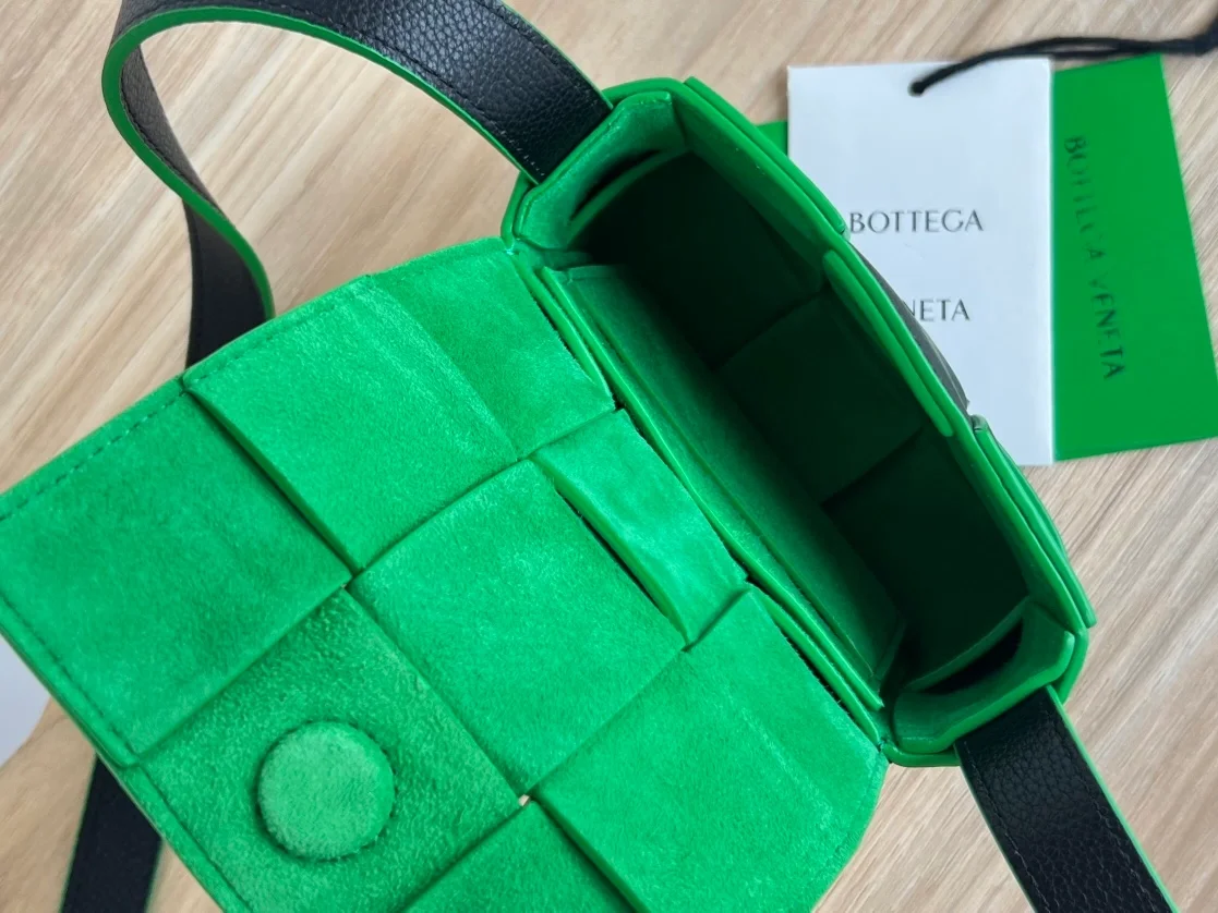 보테가 베네타 캔디 카세트백 패러킷 블랙