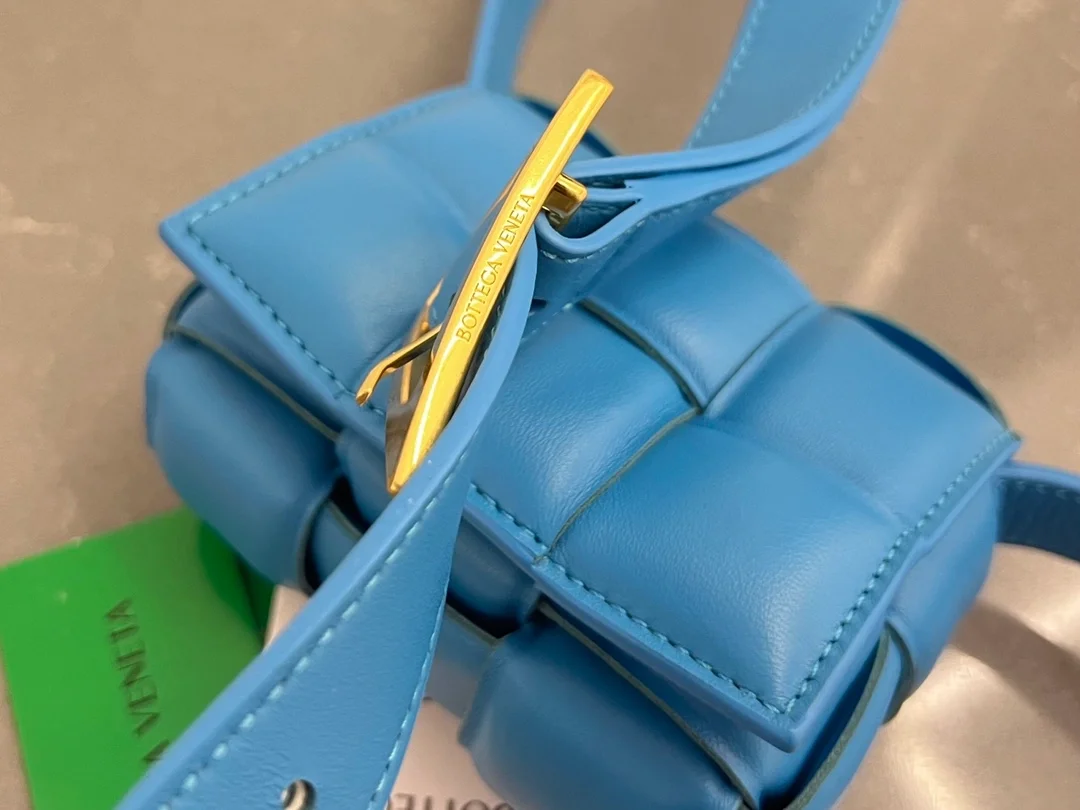 보테가 베네타 패딩 미니 카세트백 블루