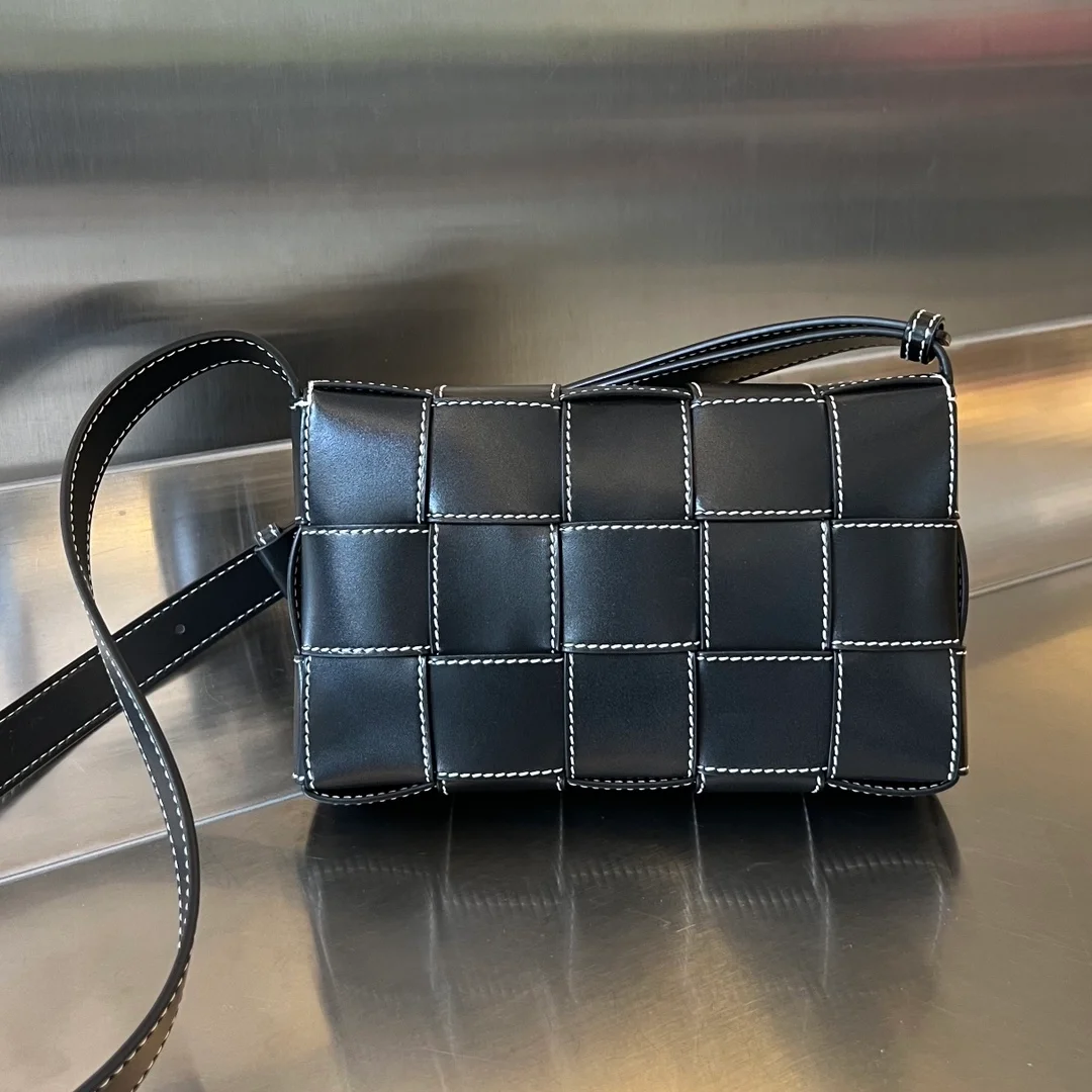 보테가 베네타 카세트백 내추럴 스티치 블랙