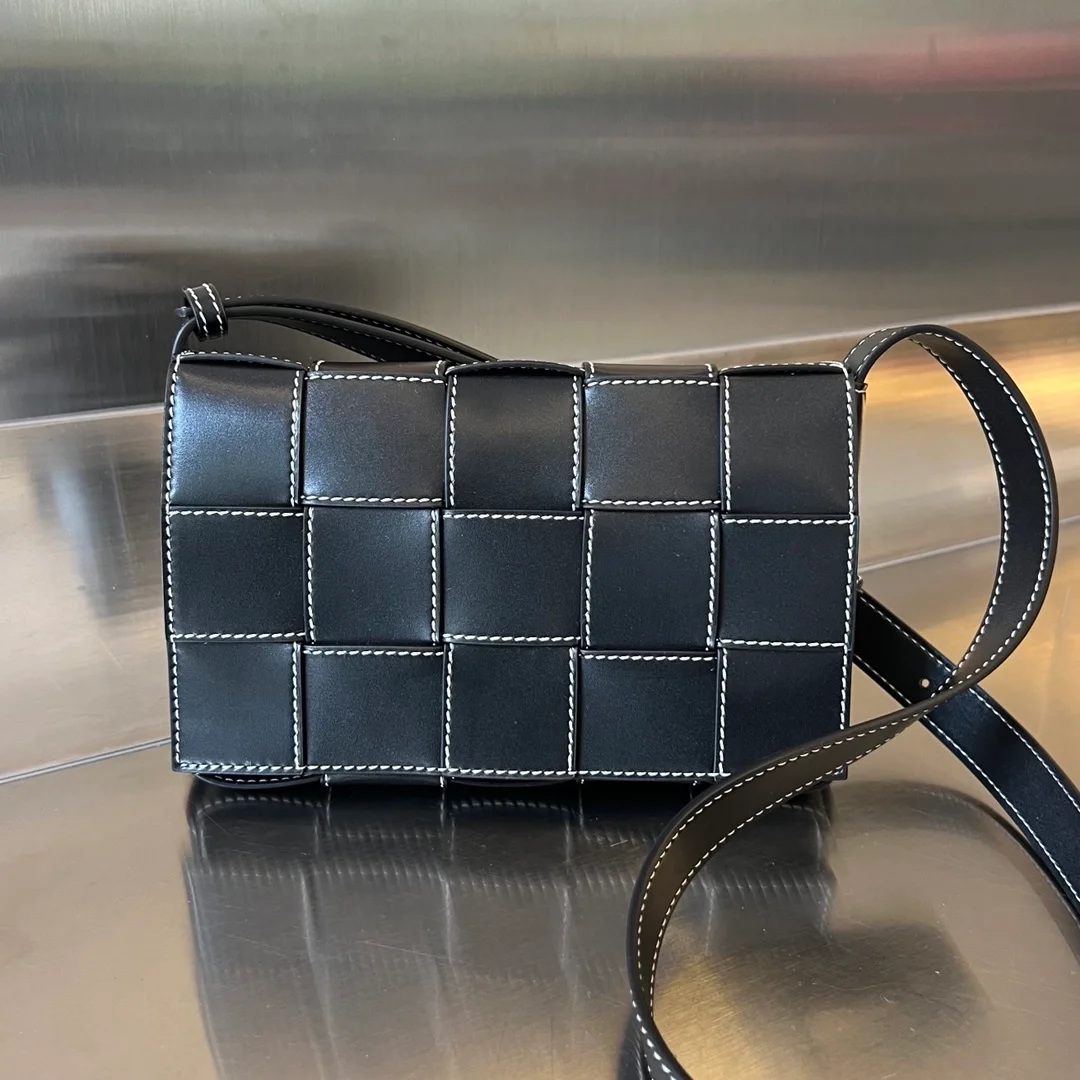 보테가 베네타 카세트백 내추럴 스티치 블랙