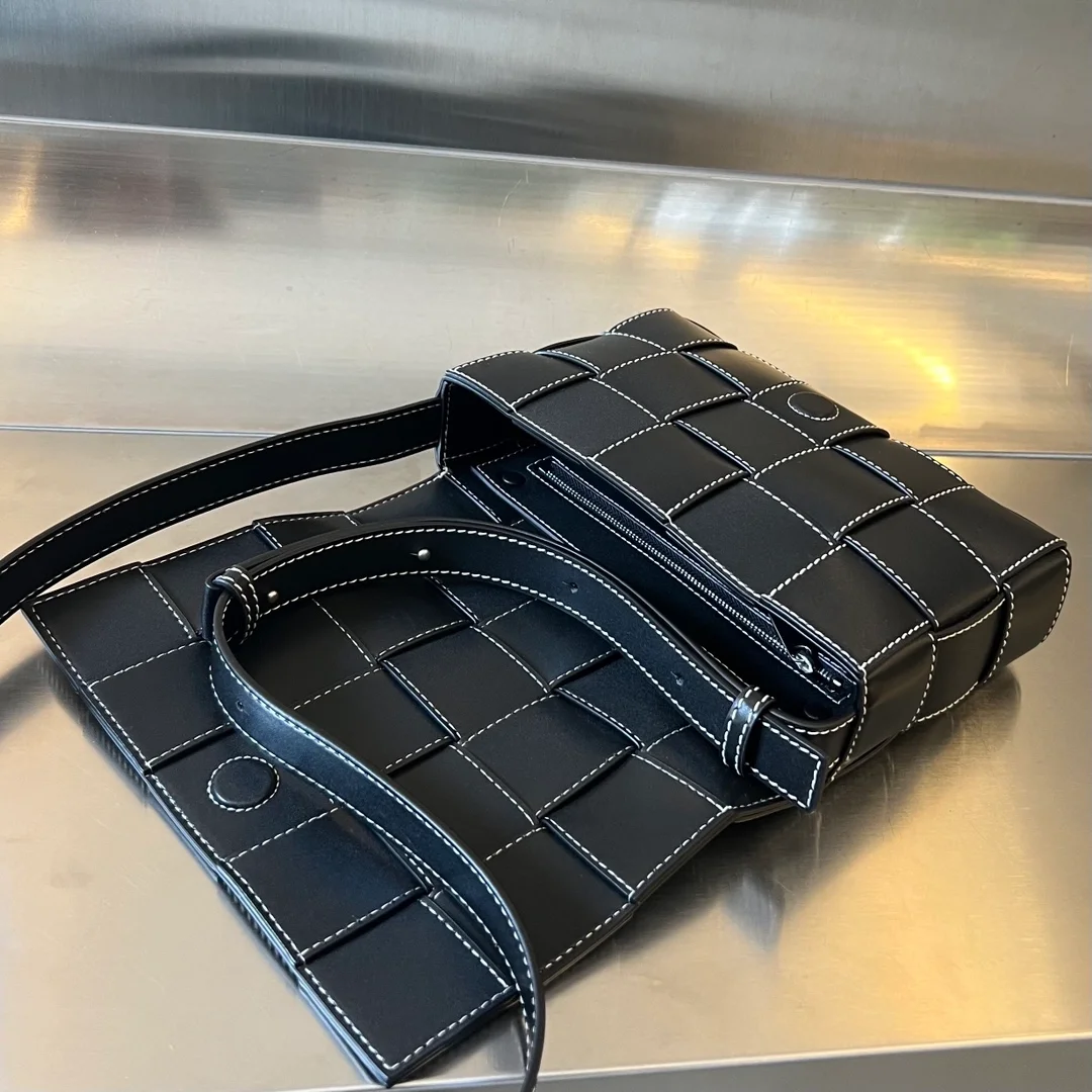 보테가 베네타 카세트백 내추럴 스티치 블랙