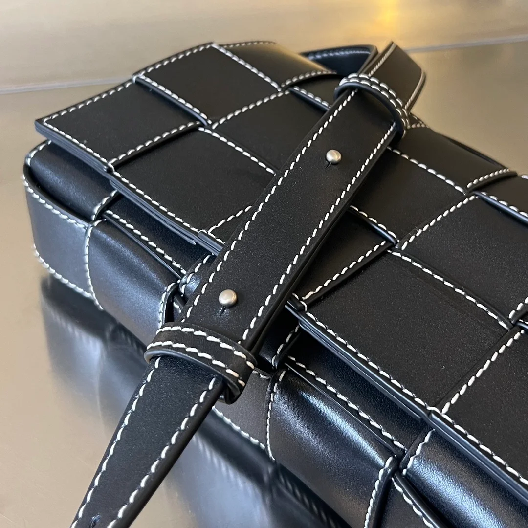 보테가 베네타 카세트백 내추럴 스티치 블랙