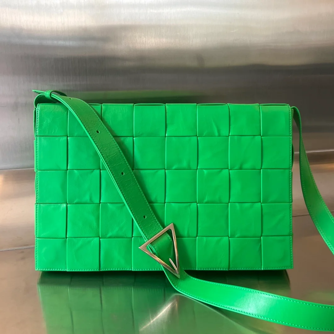 보테가 베네타 라지 레더 카세트백  패러킷