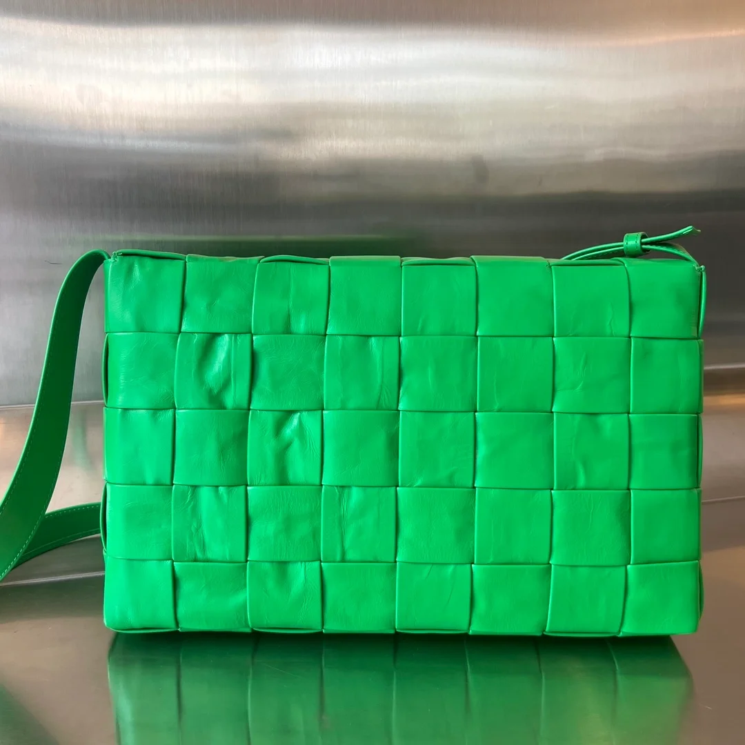 보테가 베네타 라지 레더 카세트백  패러킷