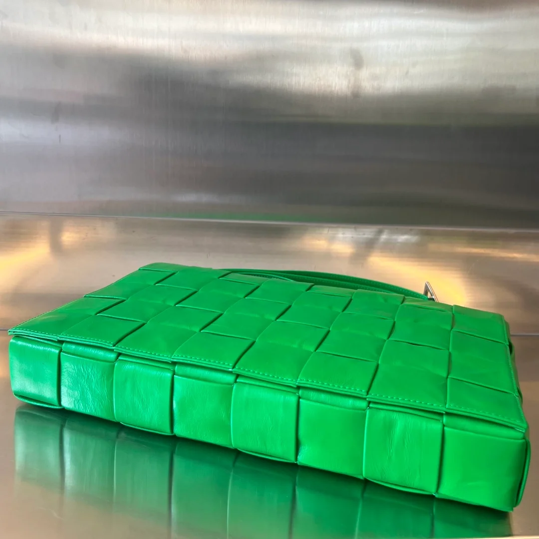 보테가 베네타 라지 레더 카세트백  패러킷