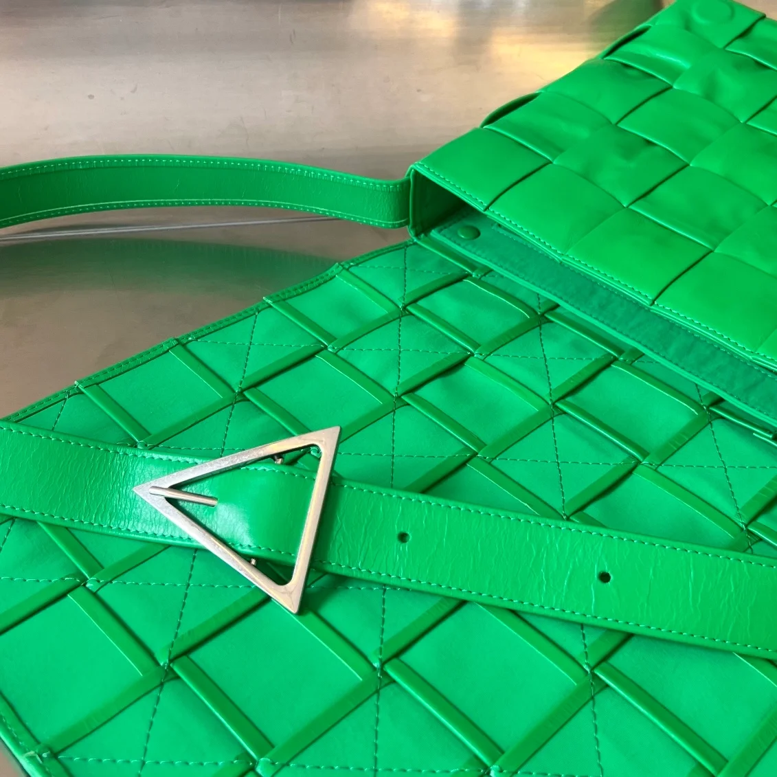 보테가 베네타 라지 레더 카세트백  패러킷