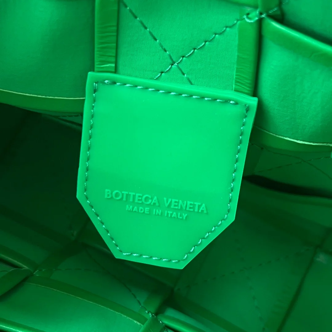 보테가 베네타 라지 레더 카세트백  패러킷