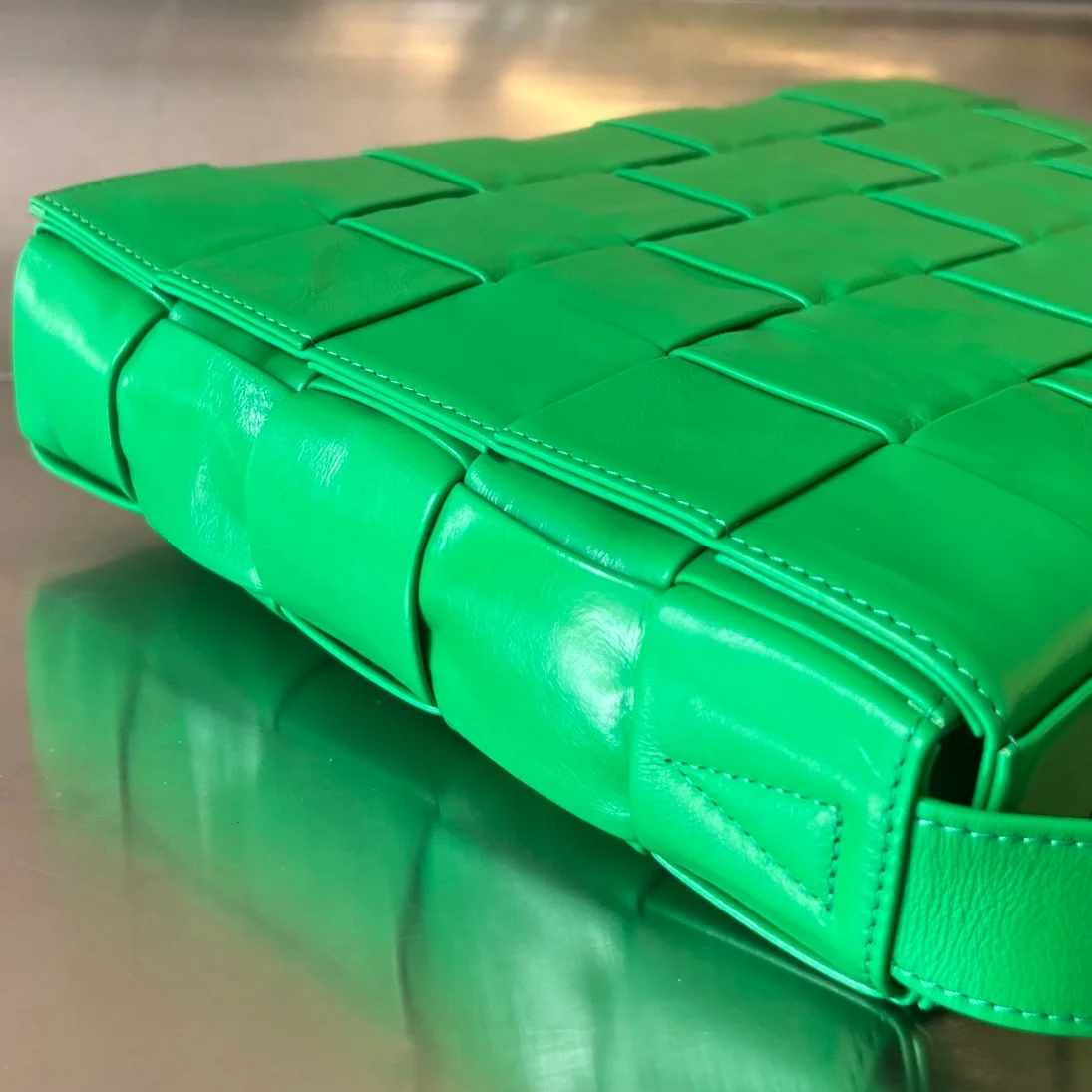 보테가 베네타 라지 레더 카세트백  패러킷