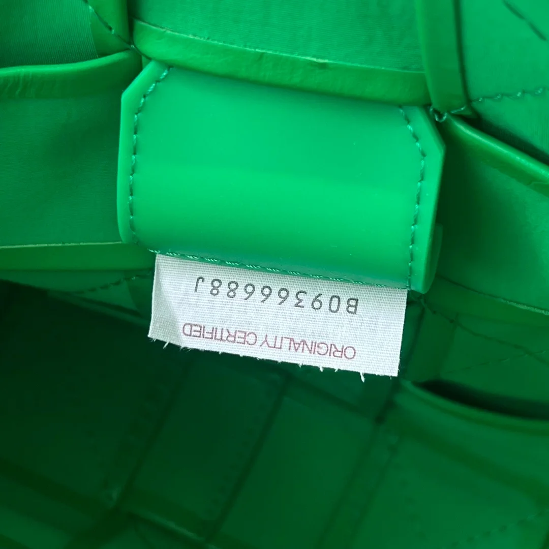 보테가 베네타 라지 레더 카세트백  패러킷