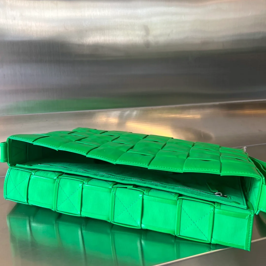 보테가 베네타 라지 레더 카세트백  패러킷