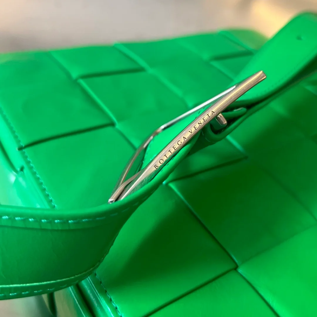 보테가 베네타 라지 레더 카세트백  패러킷