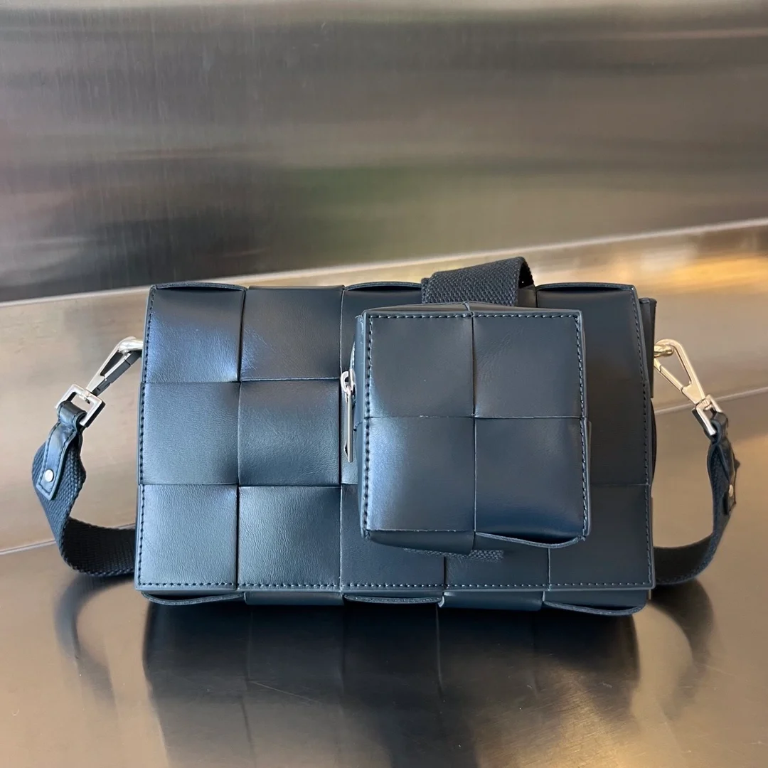 보테가 베네타 버서타일 스트랩 카세트백 네이비