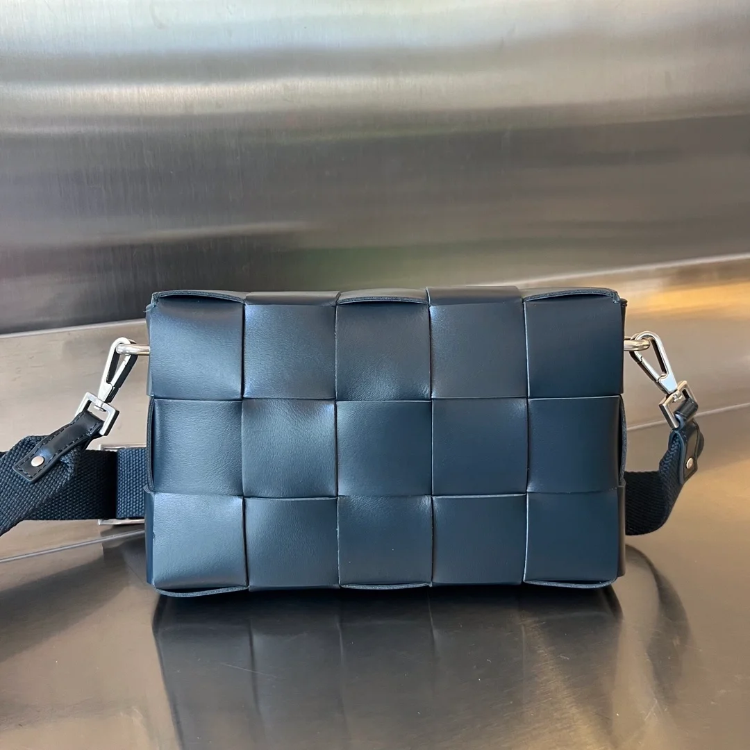 보테가 베네타 버서타일 스트랩 카세트백 네이비