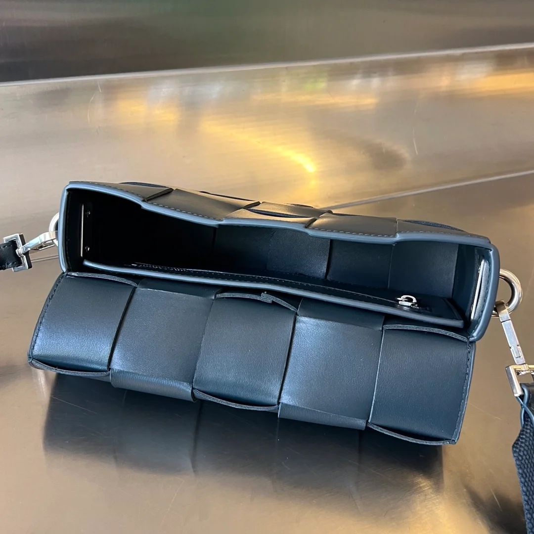 보테가 베네타 버서타일 스트랩 카세트백 네이비