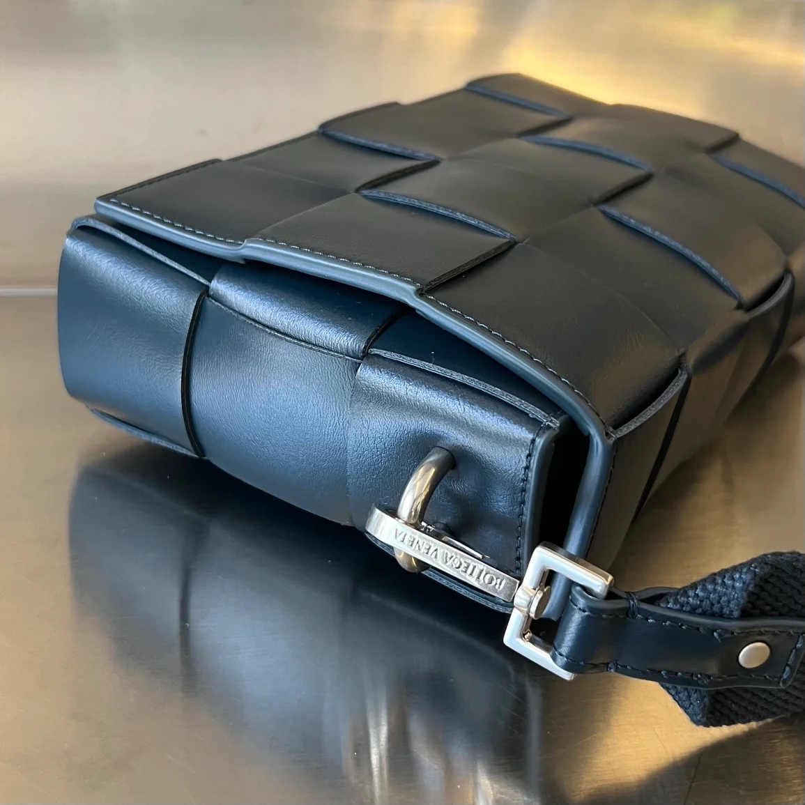 보테가 베네타 버서타일 스트랩 카세트백 네이비