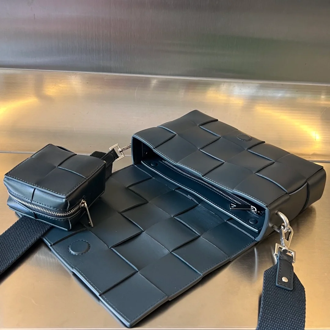 보테가 베네타 버서타일 스트랩 카세트백 네이비