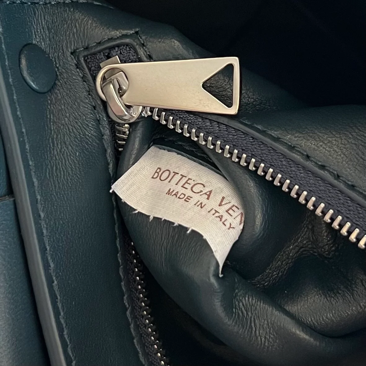 보테가 베네타 버서타일 스트랩 카세트백 네이비