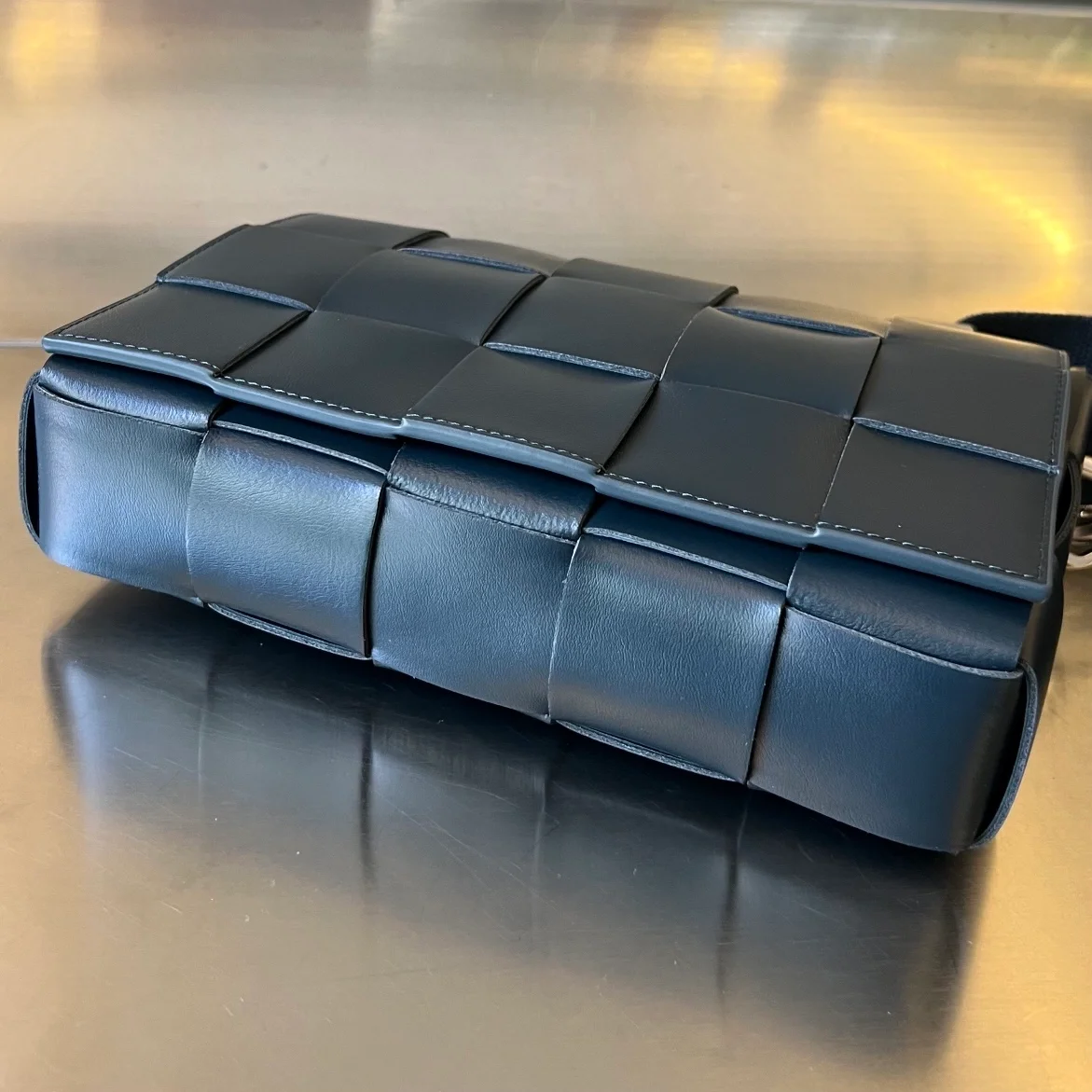 보테가 베네타 버서타일 스트랩 카세트백 네이비