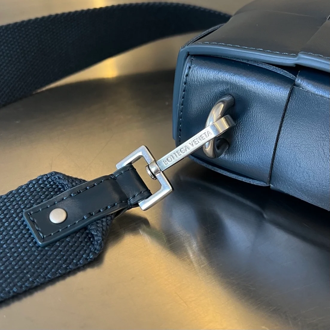 보테가 베네타 버서타일 스트랩 카세트백 네이비