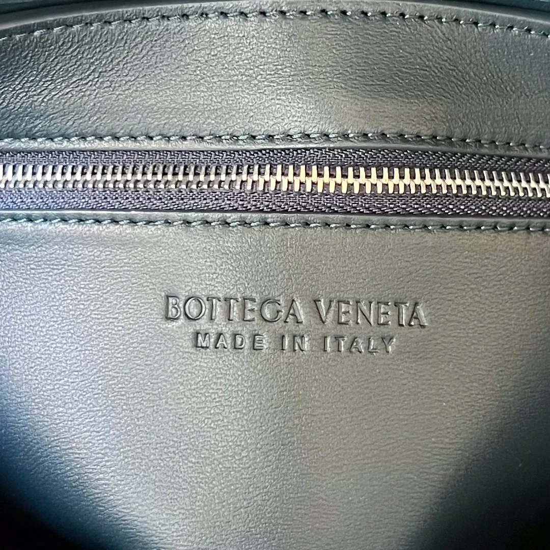 보테가 베네타 버서타일 스트랩 카세트백 네이비