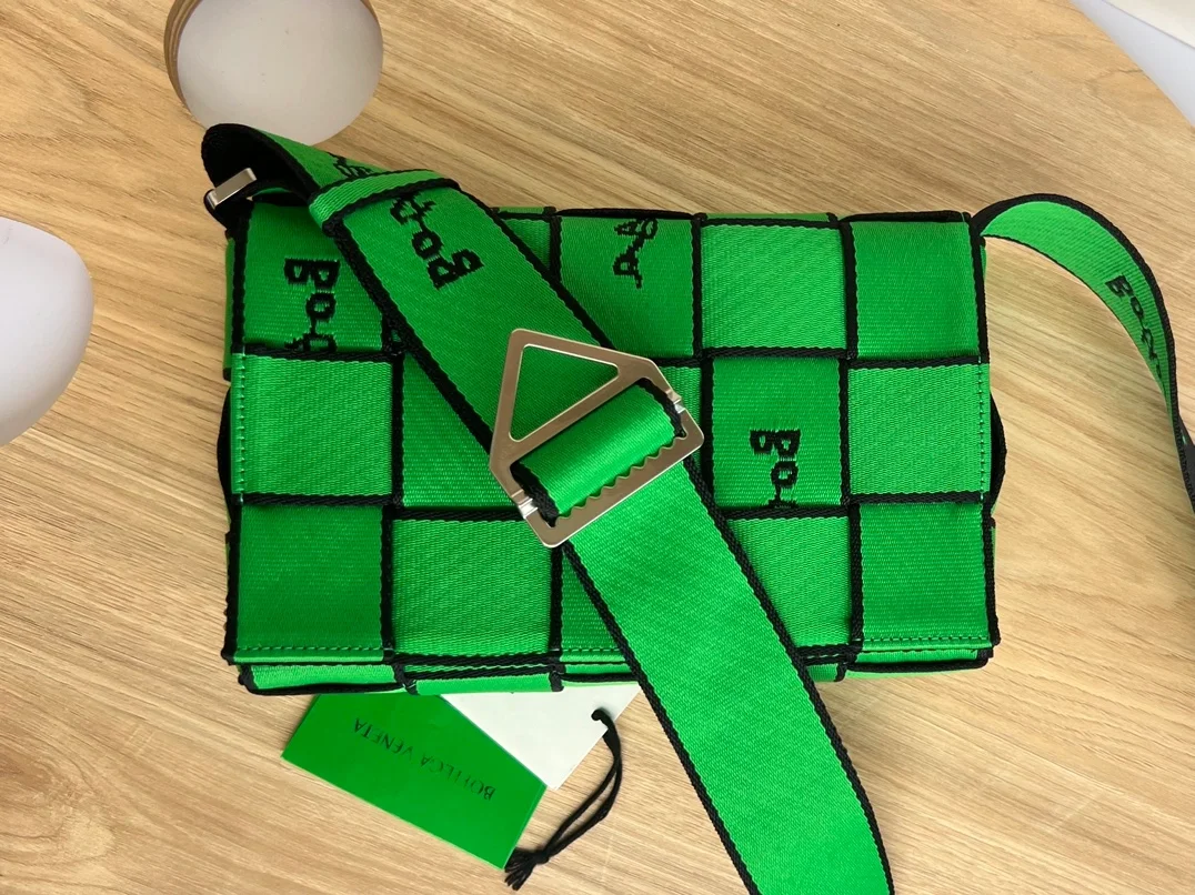 보테가 베네타 리버스 로고 위빙백