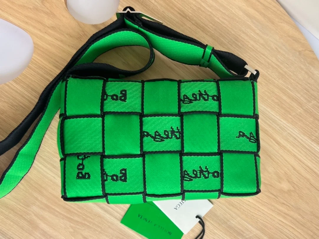 보테가 베네타 리버스 로고 위빙백