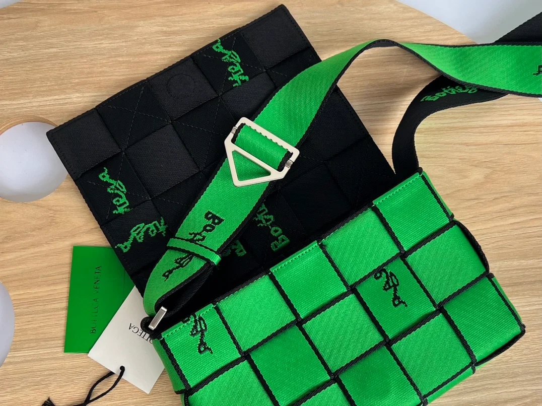 보테가 베네타 리버스 로고 위빙백