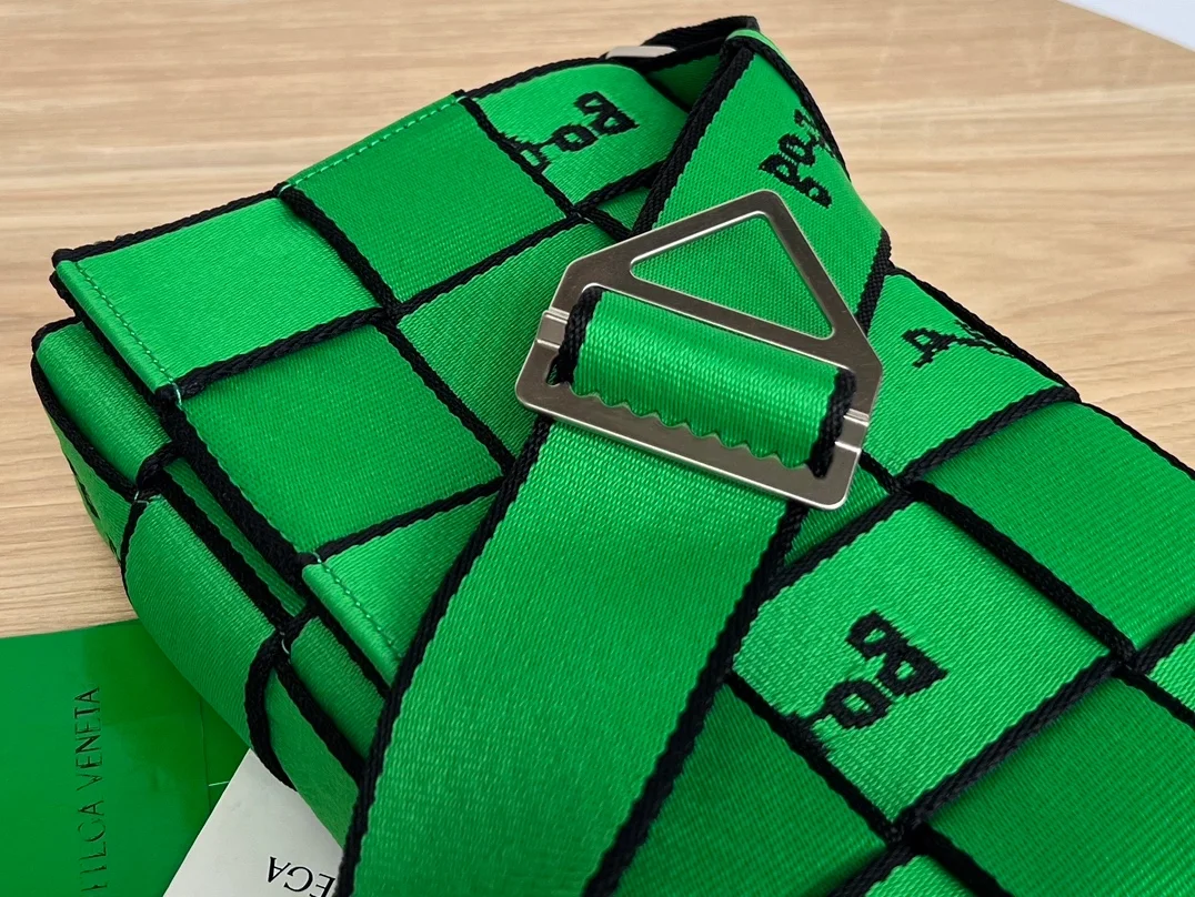 보테가 베네타 리버스 로고 위빙백