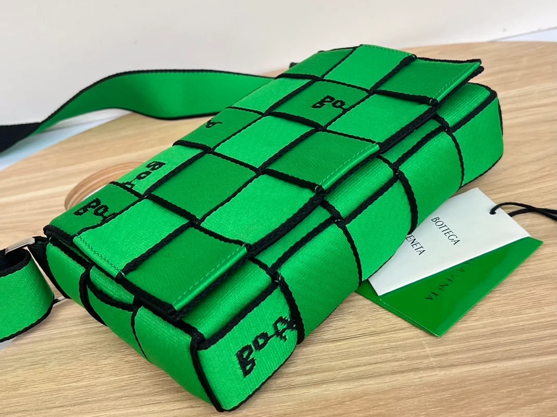 보테가 베네타 리버스 로고 위빙백