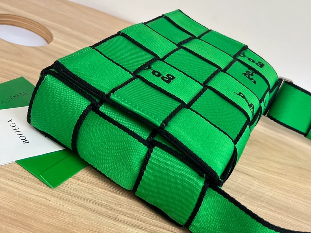 보테가 베네타 리버스 로고 위빙백